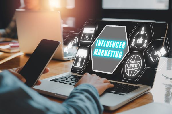 Dịch vụ booking Influencer là giải pháp giúp doanh nghiệp kết nối và hợp tác với các KOL hoặc KOC