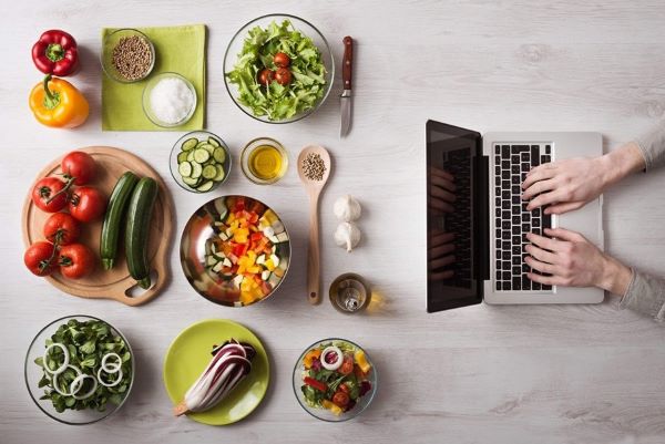 Bên cạnh yếu tố cảm xúc và cạnh tranh, nội dung F&B còn chịu ảnh hưởng mạnh từ thời điểm đăng tải